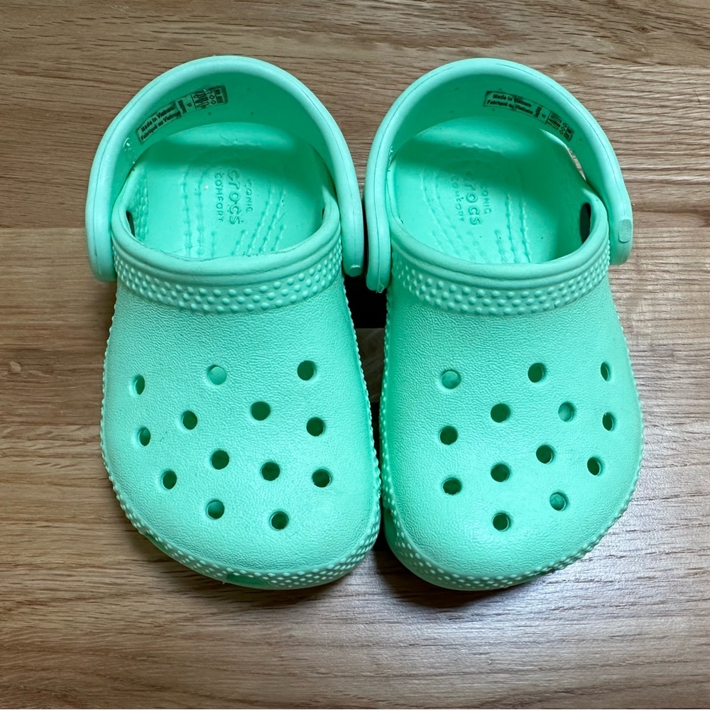 CROCS - Size 5T - VGUC - light green